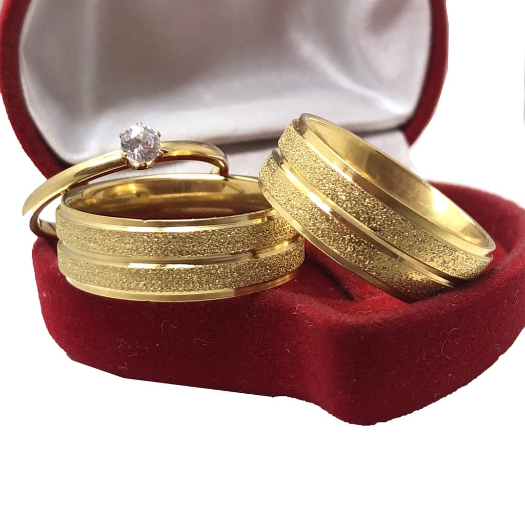Par de Aliança de Casamento Noivado Dourada + Solitário com Zircônia
